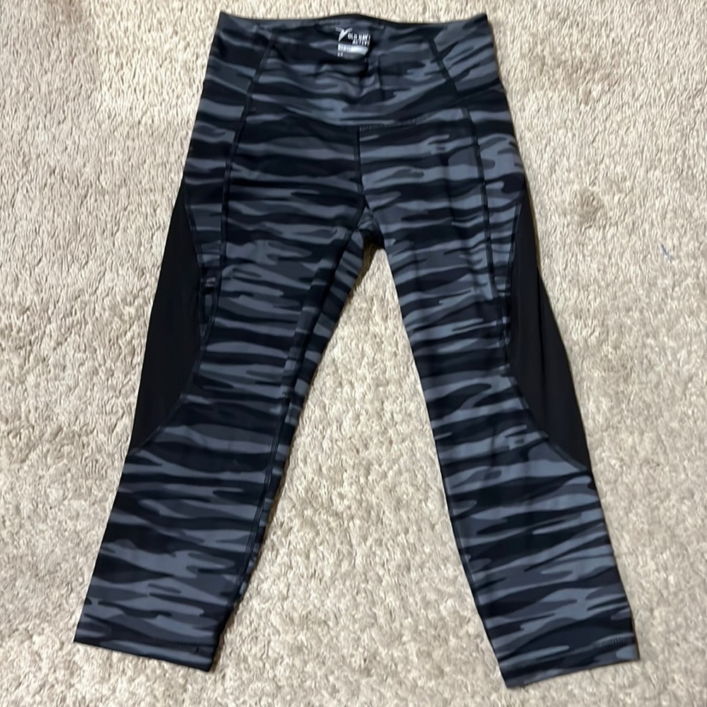 Old Navy Active Go Dry fitted mesh gray camp capris